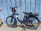 un vélo garé à côté d'un chien dans la rue
