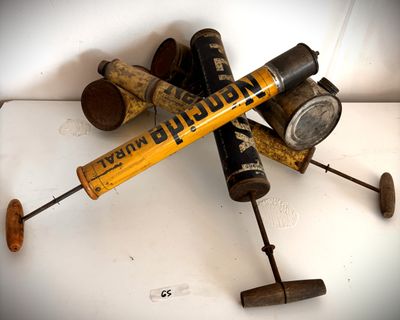 tout un tas de vieux outils qui traînent sur une table