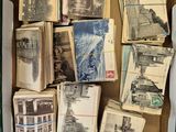 une boîte remplie de vieilles cartes postales posée sur une table