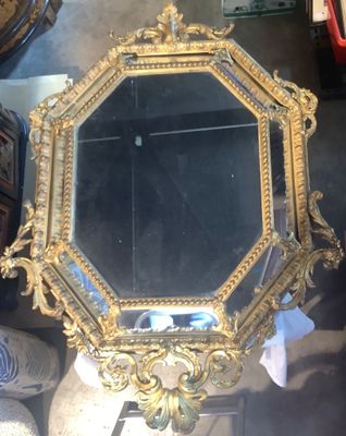 un miroir posé sur une table