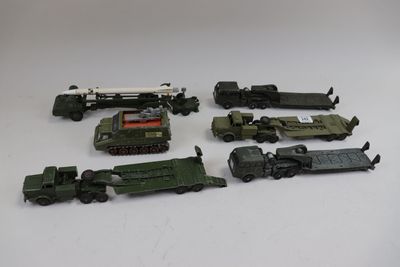 beaucoup de véhicules militaires et de camions miniatures sur la table