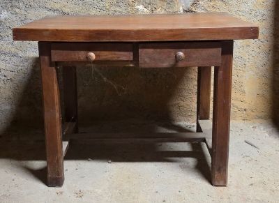 une petite table en bois surmontée de deux tiroirs