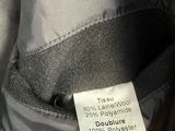 a label on the back of a jacket that says tisu