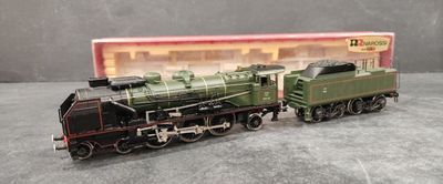 un petit train posé sur une table