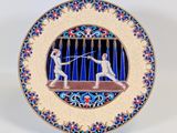 une image représentant une assiette décorative sur laquelle figurent deux escrimeurs