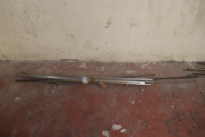 une photo d'une poignée de fenêtre cassée posée par terre
