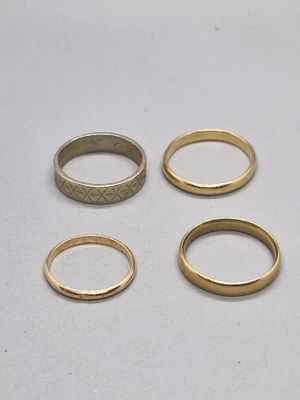 quatre alliances en or sur un fond blanc