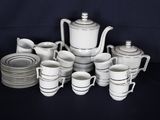 plusieurs tasses et soucoupes et une théière sur la table