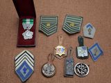 de nombreuses médailles militaires posées sur une table