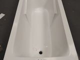 une photo d'une baignoire blanche posée sur une table