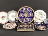 de nombreux types d'assiettes et de tasses en porcelaine sur la table