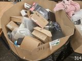une boîte en carton remplie d'objets, posée par terre