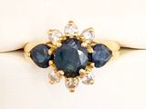 une bague sertie d'un saphir bleu et de diamants blancs