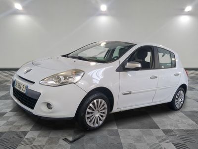 la photo d'une voiture blanche garée dans un garage