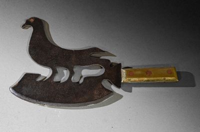 un objet métallique surmonté d'un oiseau