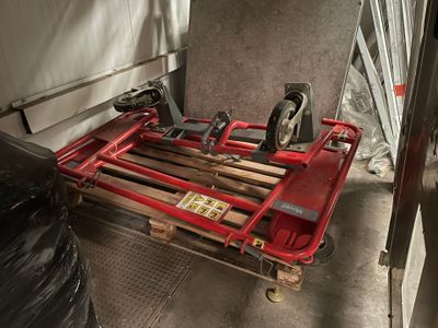 un chariot rouge chargé d'outils dans un garage