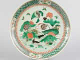 une image représentant une assiette ornée d'un motif d'oiseaux et de fleurs