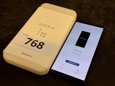Le téléphone Xperia de Sony est présenté à côté d'un Samsung Note 8