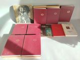 de nombreux livres posés sur une table