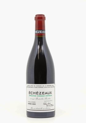 une bouteille de vin posée sur une table