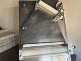 une machine posée sur une table