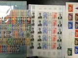 de nombreux timbres exposés sur une table
