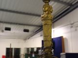 une lampe posée sur une table en verre
