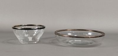 deux petits bols en verre aux bords argentés posés sur une surface blanche