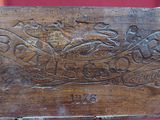 une vieille boîte en bois sur laquelle est sculpté un dragon