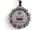une image représentant une médaille d'argent ornée d'un ruban rouge
