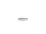 gros plan d'une bague en diamant sur fond blanc