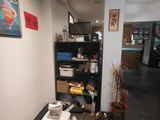 une photo d'une salle de bains avec des toilettes et une poubelle