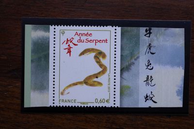 une photo d'un timbre sur lequel figure un serpent