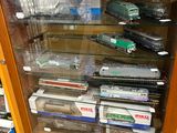 une vitrine remplie de trains miniatures dans un magasin