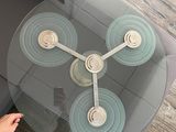 une femme debout devant une table sur laquelle se trouve une horloge