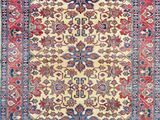 un tapis persan ancien avec une bordure rouge et bleue