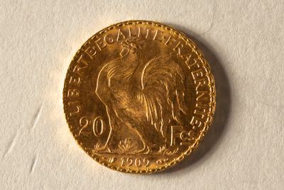 l'image d'une pièce d'or ornée d'un oiseau