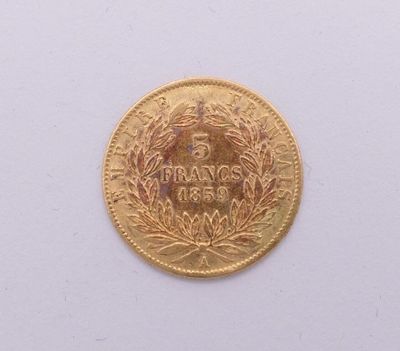 gros plan d'une pièce d'or sur une surface blanche