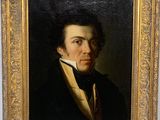 portrait d'un homme vêtu d'un manteau noir orné d'une bordure dorée