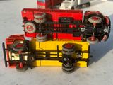 un petit train posé sur une table