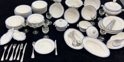 une table sur laquelle sont disposées de nombreuses assiettes et de nombreux couverts