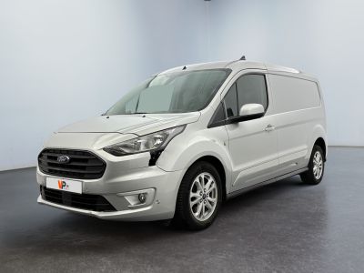 une fourgonnette Ford Transit dans un showroom au sol noir