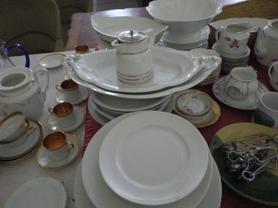 une table sur laquelle se trouvent beaucoup de plats et de tasses