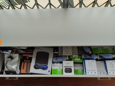une table sur laquelle se trouvent de nombreux appareils électroniques