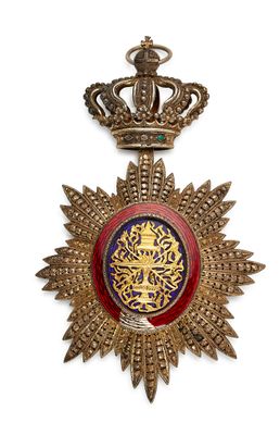 un gros plan d'une médaille surmontée d'une couronne