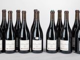 six bouteilles de vin alignées sur une table