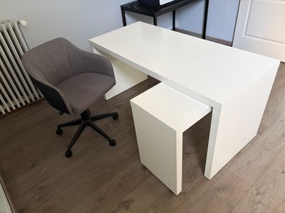 un bureau blanc avec une chaise et un ordinateur dessus