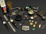 un grand nombre d'objets posés sur une table