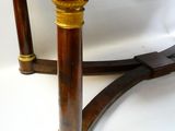 une table en bois avec un plateau en marbre