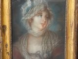portrait d'une jeune fille portant un bonnet blanc et une robe rouge